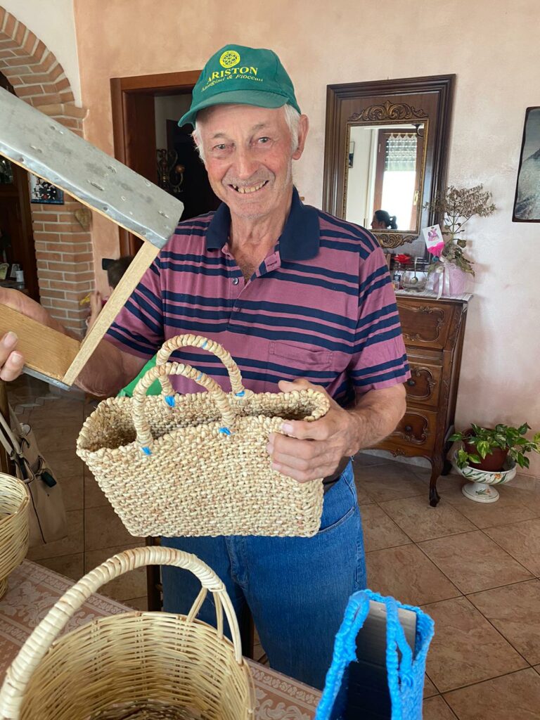 Antonio, l’artigiano 91enne in grado di incantare con le sue mani